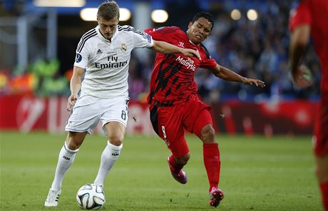 SOUBOJ. Toni Kroos z Realu Madrid (vlevo) vede m v utkn o Superpohr,