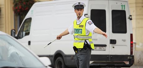 Policista ídí dopravu na kiovatce U Práce v centru Plzn.