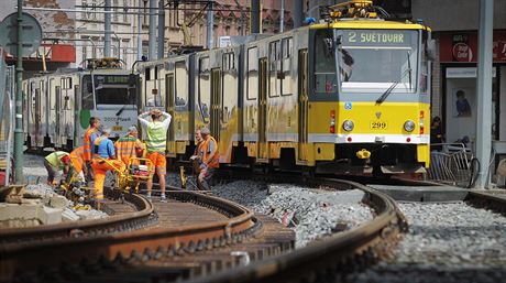 Oprava tramvajových kolejí v Plzni.