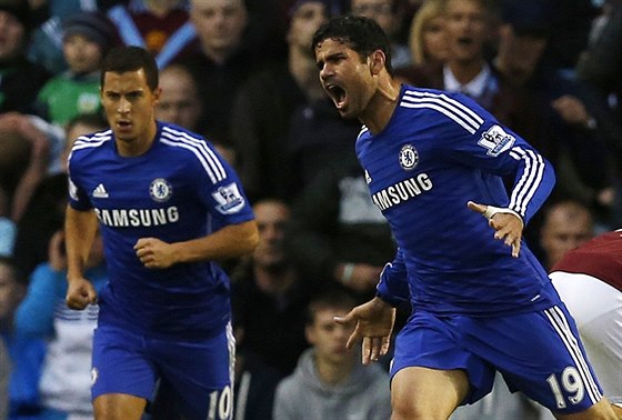 Diego Costa (vpravo) slaví svojí první branku v dresu Chelsea. Vlevo je jeho...