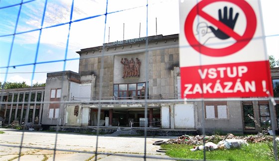 Oprava kulturního domu Poklad v Ostrav-Porub u zase stojí. Nyní jej firmy jen hlídají nebo dodlávají drobnosti. 