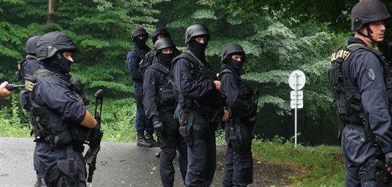 Policisté a příslušníci speciální pořádkové jednotky pročesávali klánovický les...