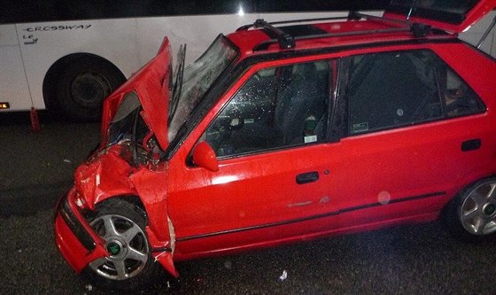 elní stet felicie a autobusu v Ochozu u Brna (12. srpna, 2014).