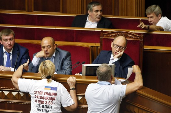 Ukrajinský premiér Arsenij Jaceuk bhem tvrteního jednání parlamentu (14....