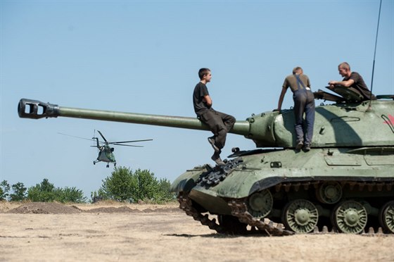 Ukrajintí vojáci odpoívají na tanku nedaleko Doncku (9. srpna 2014).