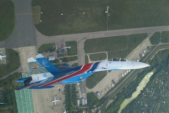 Letoun Su-27 ruské skupiny Russkije viazi
