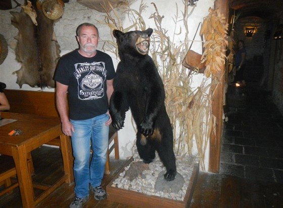 Miroslav Hanč s medvědem, který mu přinesl oplétačky s úřady.