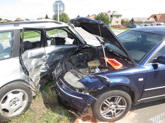 Střet dvou aut u Zámrsku skončil smrtí spolujezdkyně a zraněními dalších šesti...