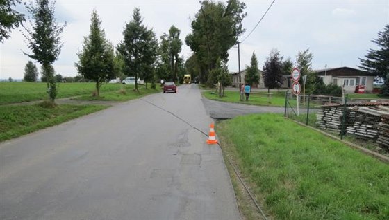 Přetržený kabel je na fotografii o něco dále od místa, kde zranil cyklistu.