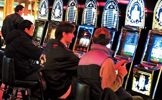 Majitelé heren a restaurací vyměňují hrací automaty za videoloterijní terminály. Ilustrační foto