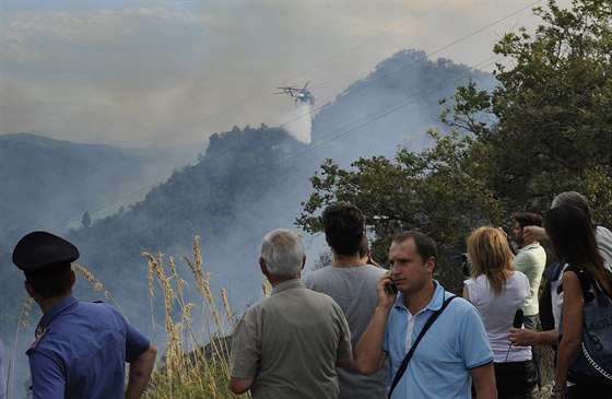 Ve východní Itálii se srazily dva letouny, jejich pád zpsobil rozsáhlé poáry...