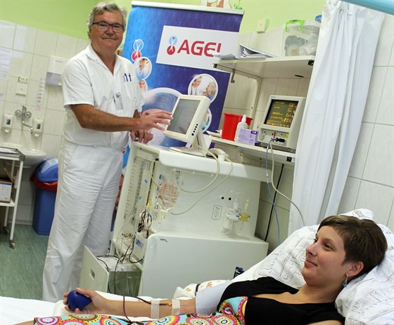 Primá transfuzního oddlení novojiínské nemocnice Zenon Lasota obsluhuje...