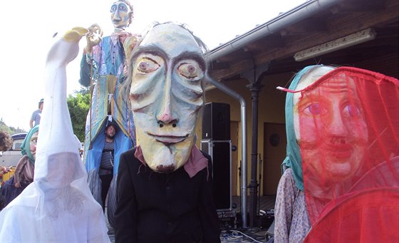 Masky v sobotu uchvátili cestující na nádraí v Teli.