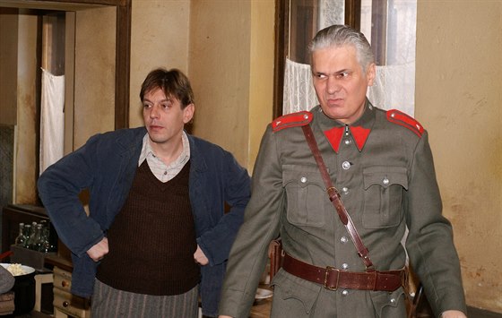Ondřej Mikulášek (vpravo) s hereckými kolegou Janem Apolenářem v seriálu...