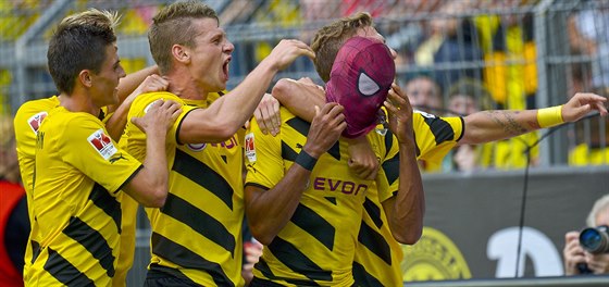 Fotbalisté Dortmundu a Pierre-Emerick Aubameyang v masce  Spiderman oslavuje...