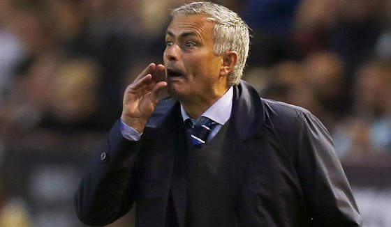 Trenér fotbalist Chelsea José Mourinho bhem úvodního kola Premier League v...