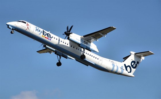 Turbovrtulový Bombardier Dash 8 britského dopravce Flybe během vzletu z letiště...