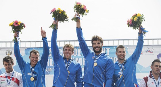 ZLATÁ PARTA. Takhle loni slavili (zleva) Daniel Havel, Luká Trefil, Josef Dostál a Jan trba zlato na mistrovství svta.