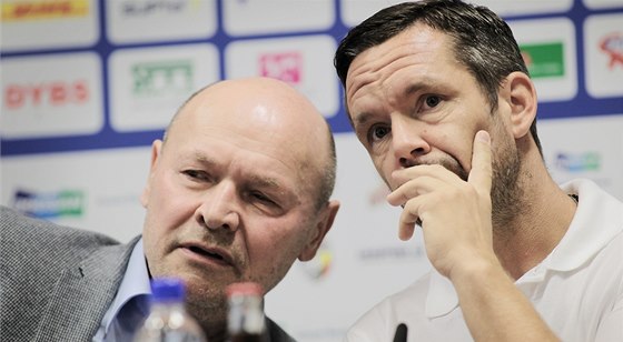 Kou a hrající asistent. Hlavní plzeský trenér Miroslav Koubek (vlevo) a Pavel Horváth, nov hrající asistent.