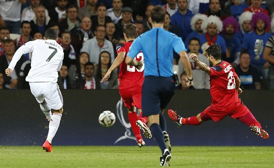 TOHLE BUDE GÓL. Cristiano Ronaldo z Realu Madrid pálí v utkání o Superpohár