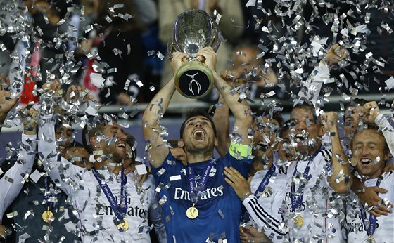 POHÁR JE NÁ. Iker Casillas z Realu Madrid pozvedl trofej pro vítze