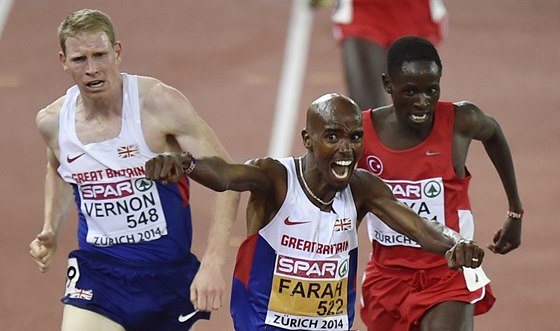 Mo Farah vítzí na mistrovství Evropy v Curychu v bhu na 10 000 metr. 