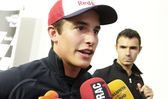 JEZDEC A JEHO STÍN. Marc Márquez odpovídá na otázky noviná, jeho asistent