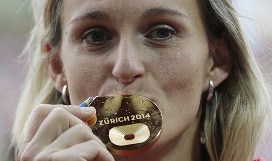 JE MOJE. Barbora potáková se zlatou medailí z mistrovství Evropy v Curychu.