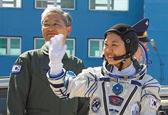 První a zatím jediná jihokorejská kosmonautka Yi Soyeonová se louí ped...