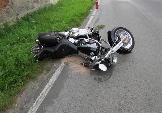 Ptaedesátiletý idi Harley Davidson utrpl pi stetu tká zranní.