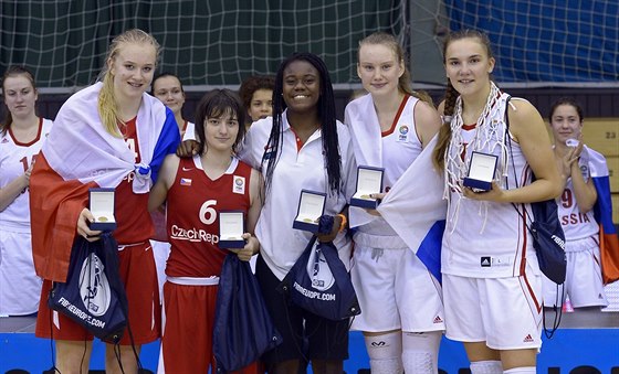 eské basketbalistky Julia Reisingerová a Adéla Neubauerová (zleva) coby lenky...