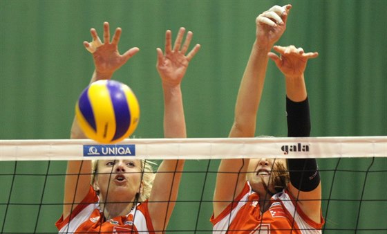 Jana Napolitano enková (vlevo) po dvouleté pauze znovu táhne olomoucké volejbalistky. 