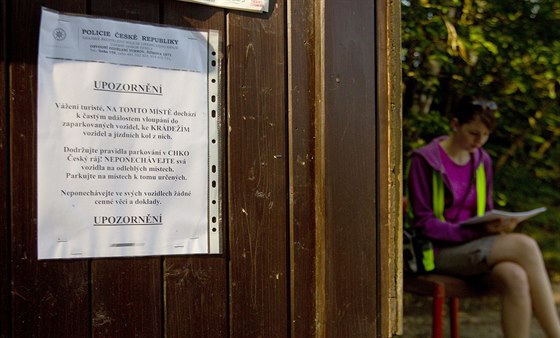 Policisté vyvují na rizikových místech cedule, které upozorují na zlodje.