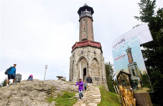 tpnku, nejstar rozhlednu Jizerskch hor, ek sloit oprava.