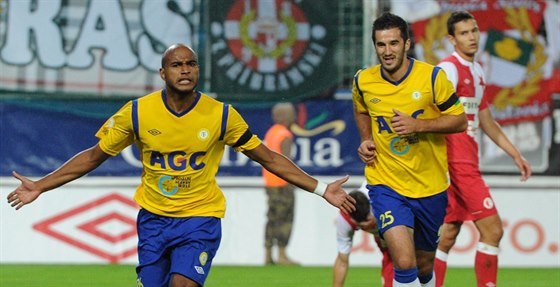 Nivaldo (vlevo) a Aidin Mahmutovi, dva teplití fotbalisté, kteí jsou na odchodu.