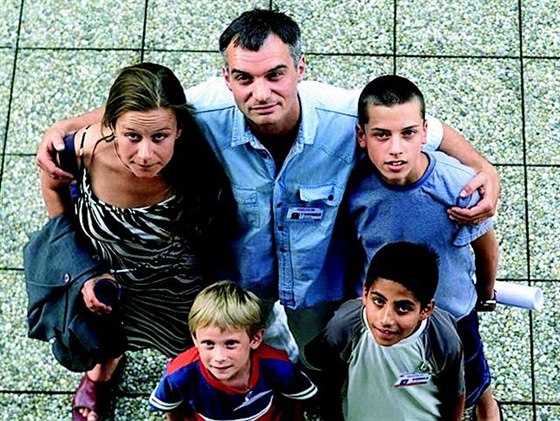 Petra Špalková s Ivanem Trojanem a dětmi ze snímku Smradi (2002)