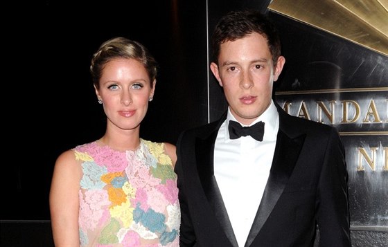 Nicky Hiltonová a James Rothschild (New York, 10. dubna 2013)