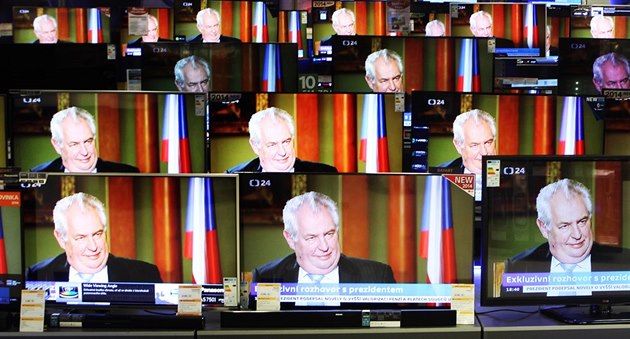 Milo� Zeman p�i rozhovoru pro �eskou televizi.