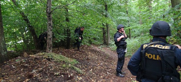 Policisté a písluníci speciální poádkové jednotky proesávali klánovický les...