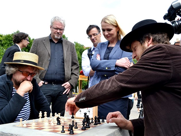 První šachový stolek se objevil dnes dopoledne na náměstí Míru, kde k němu...