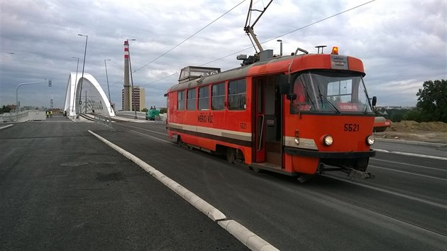 První tramvaj na novém Trojském most
