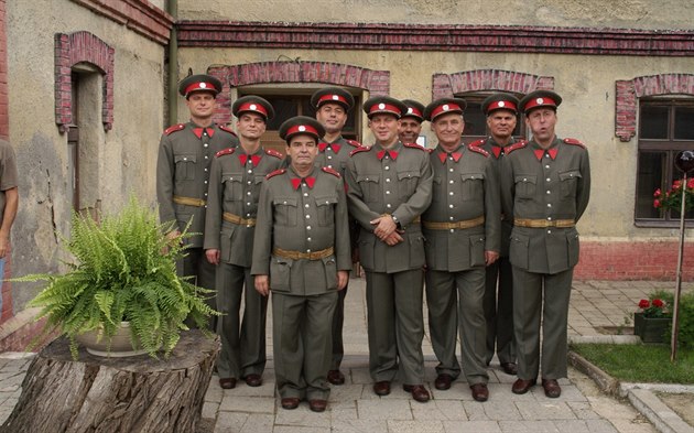 Ondej Mikuláek (druhý zprava vzadu) spolu s hereckými kolegy v uniformách ze...