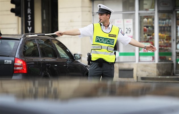 Policista ídí dopravu v Plzni.