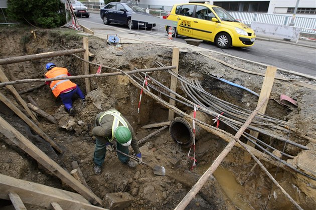 Oprava vodovodního potrubí na rohu Evropské a Gymnazijní ulice v Praze 6.