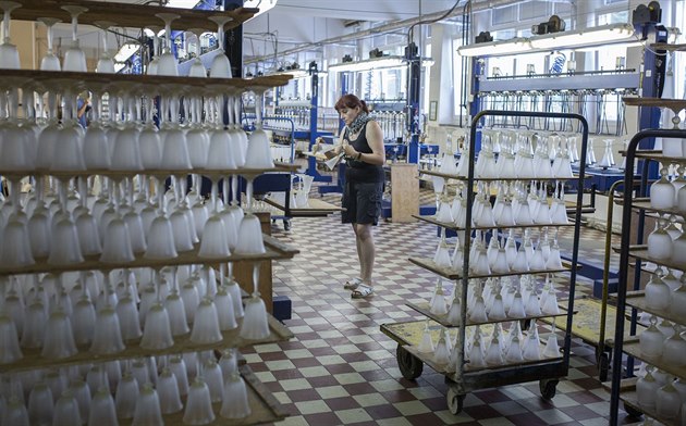 Kdy� sklárny v 19. století vznikaly, p�icházeli na Vala�sko zku�ení sklá�i z...