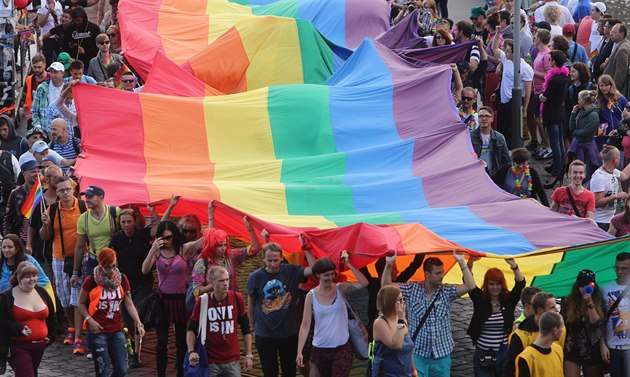 Pochod Prague Pride na �echov� most� (16. �ervence 2014)