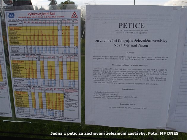 Petice visí nap�íklad také na zastávce hromadné dopravy u novoveského...