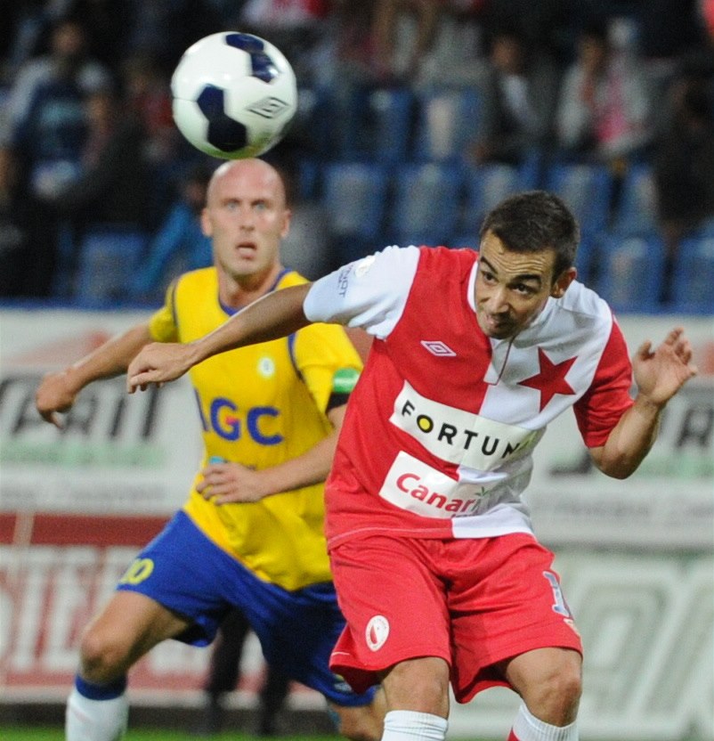 Damien Boudjemaa ze Slavie (vp�edu) a teplický Ivo Táborský v ligovém utkání