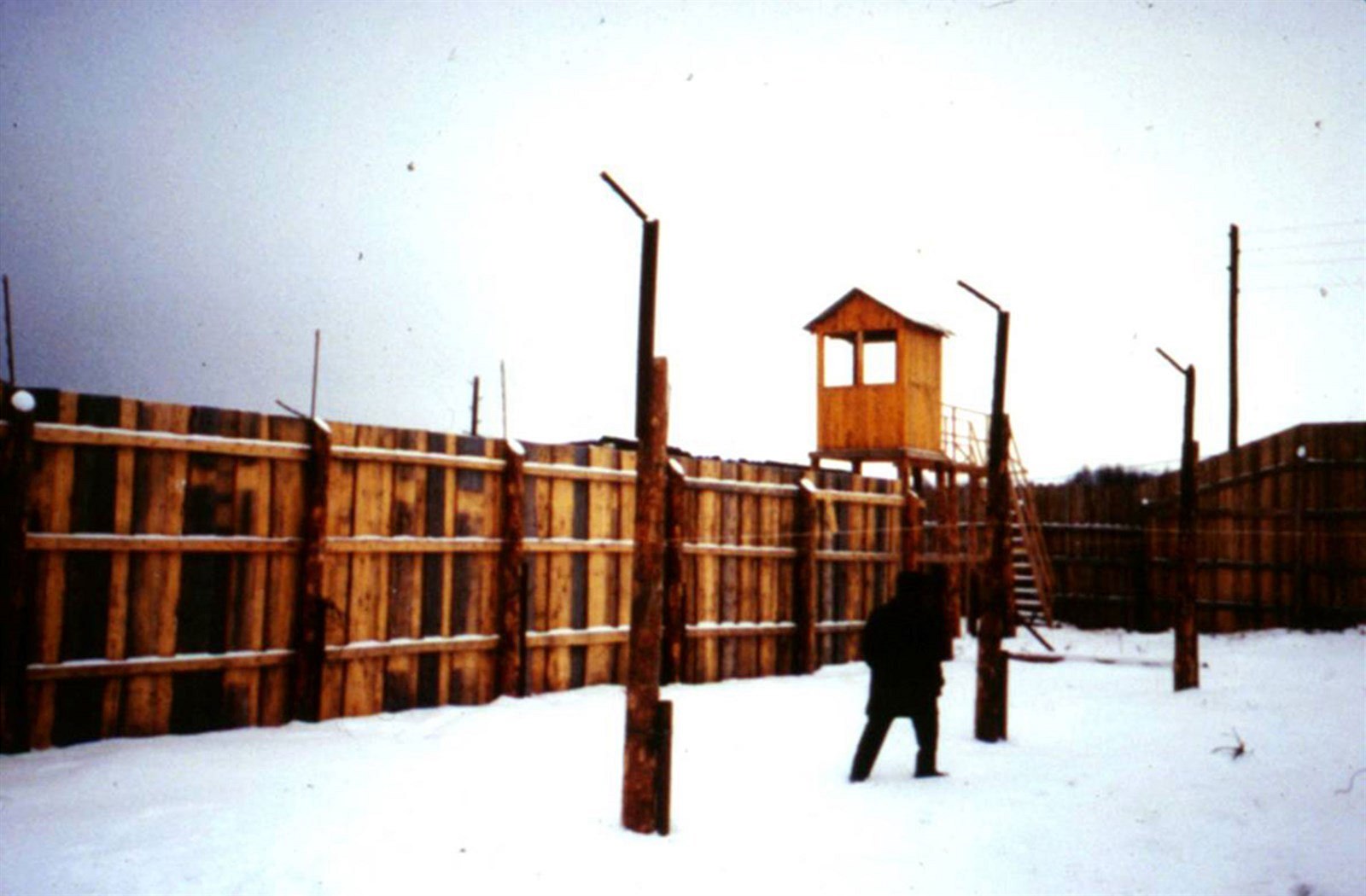 Velká �ást d�je knihy V �edých tónech se odehrává v sov�tském gulagu.