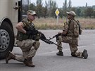 Ukrajin�tí vojáci z batalionu Donbas na p�edm�stí Don�cku (12. srpna 2014)